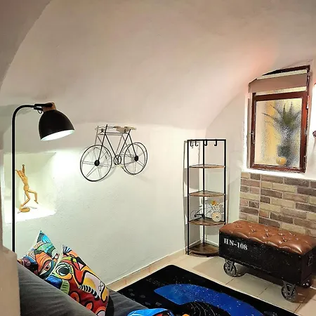 Small, Rustic, * סנרמו