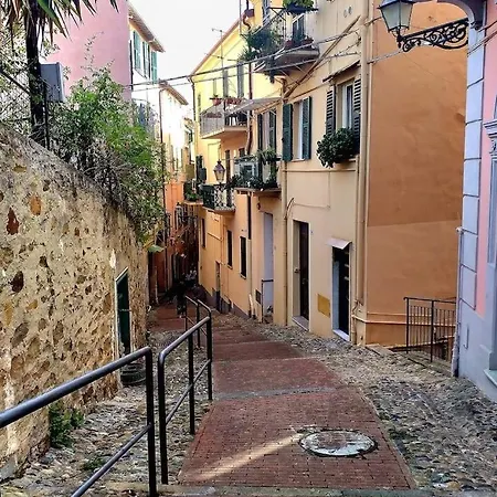 Small, Rustic, شقة سانريمو