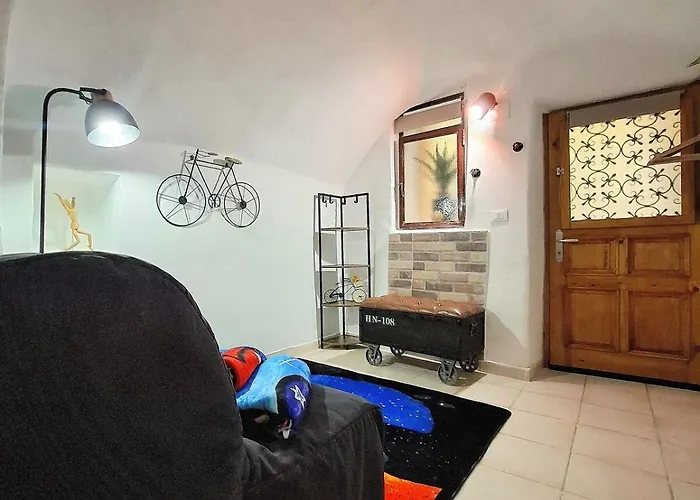 Small, Rustic, شقة