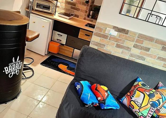 Small, Rustic, شقة